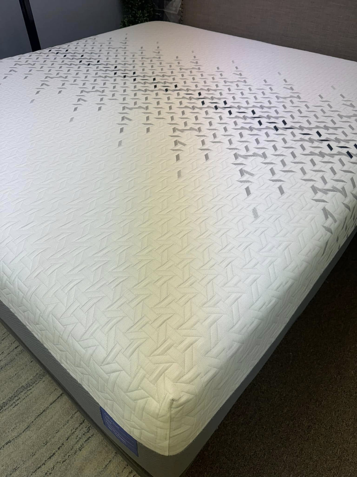 Nectar Luxe Memory Foam King, corner detail