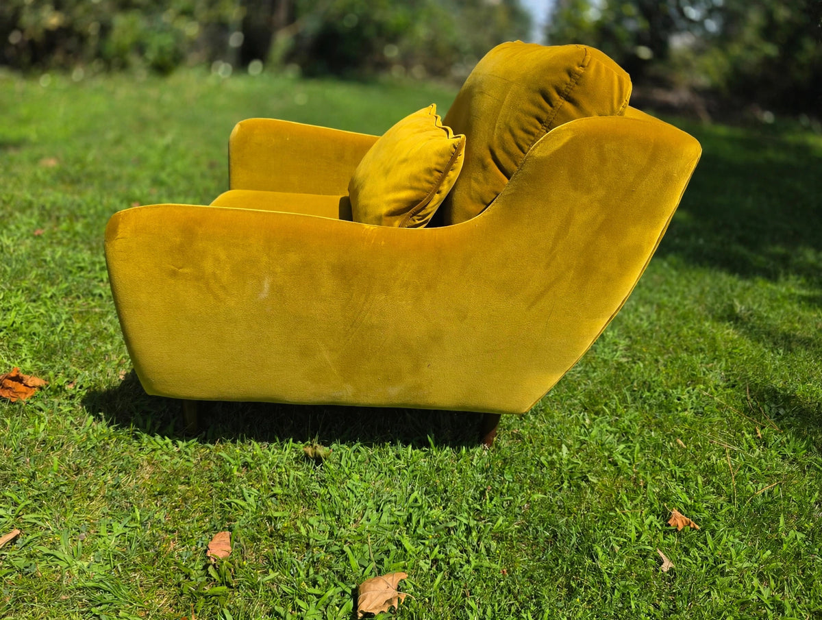 Gold velvet accent chair, side